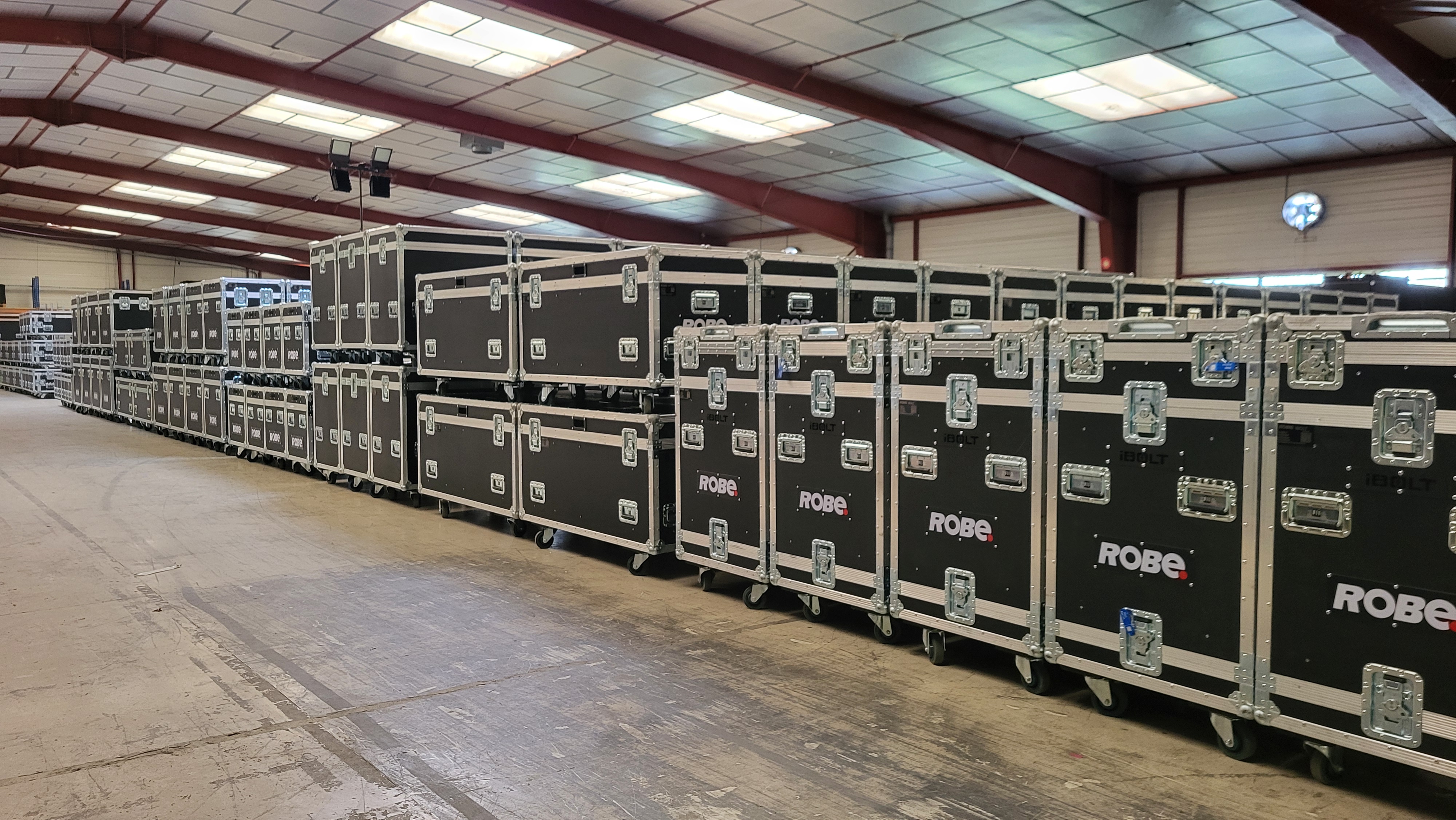 Entrepôt MOG Rent — Flight cases Robe Lighting, Janzé France